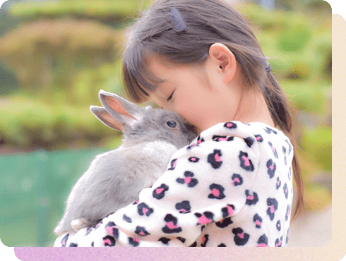 ウサギを抱きかかえる少女